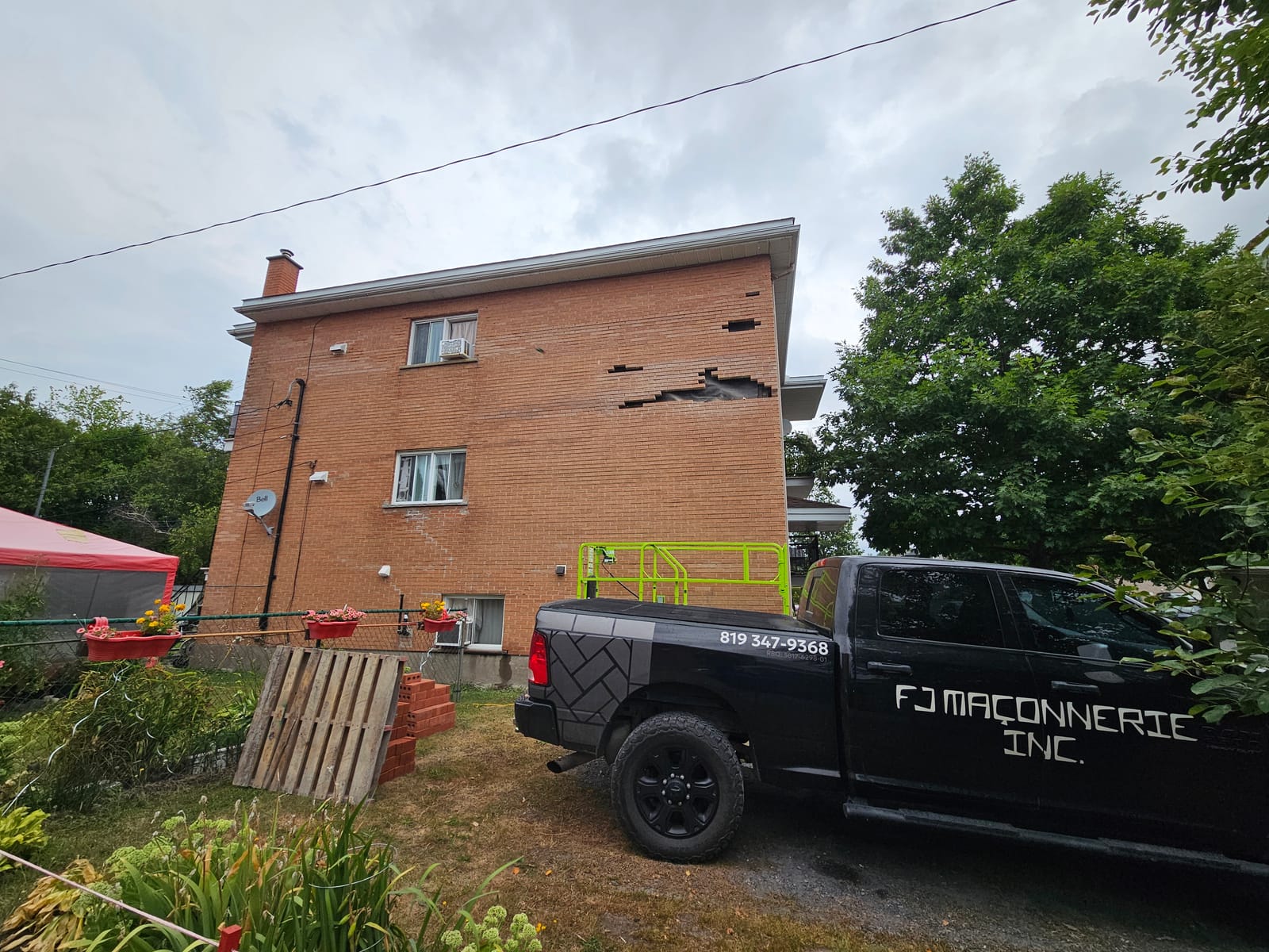 Sur un chantier de brique