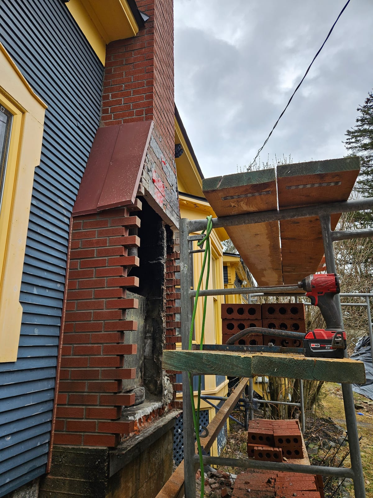 Cheminée en reconstruction